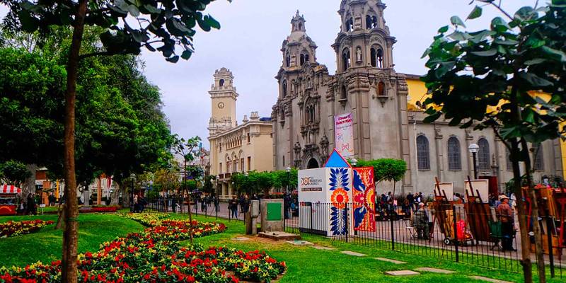 barranco-miraflores-food-tour-lima-turistas-parque-kennedy