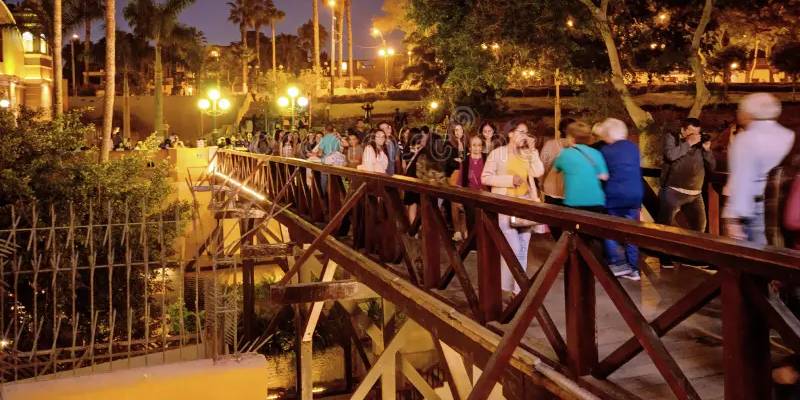 barranco-miraflores-food-tour-lima-turistas-puente-de-los-suspiros