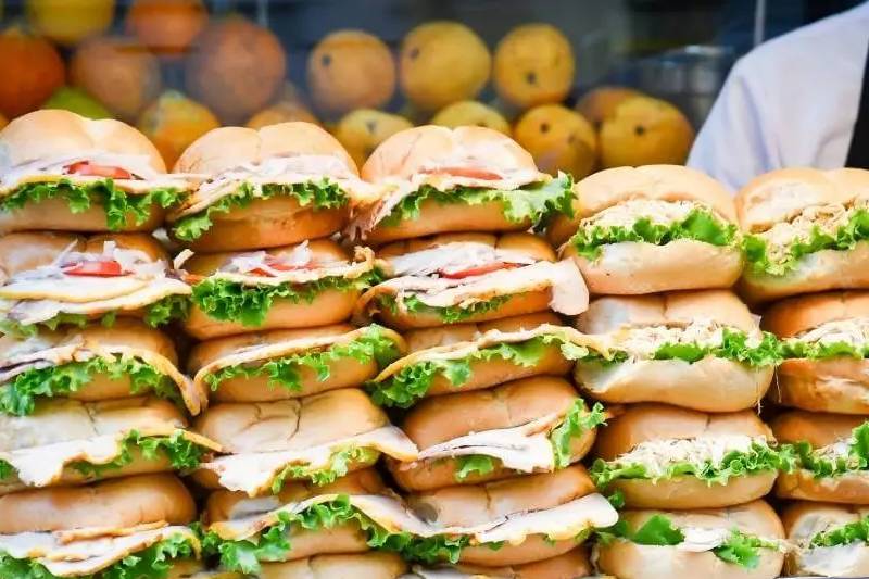 comer-en-lima-como-un-local-sandwich