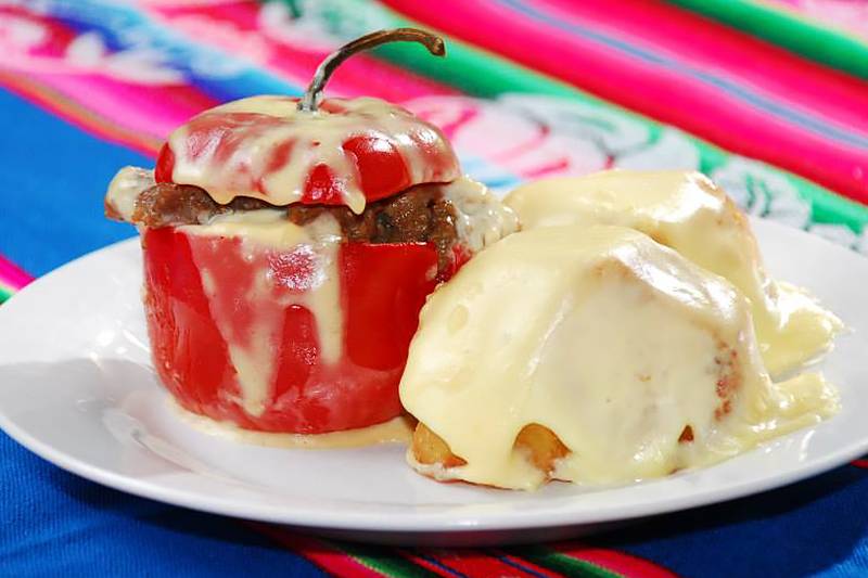 la-comida-peruana-que-se-come-en-lima-rocoto-relleno