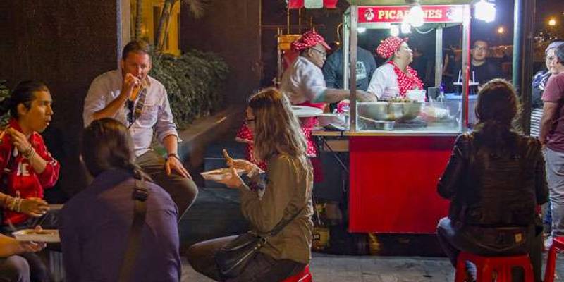 Comida típica en mercados tradicionales de Lima